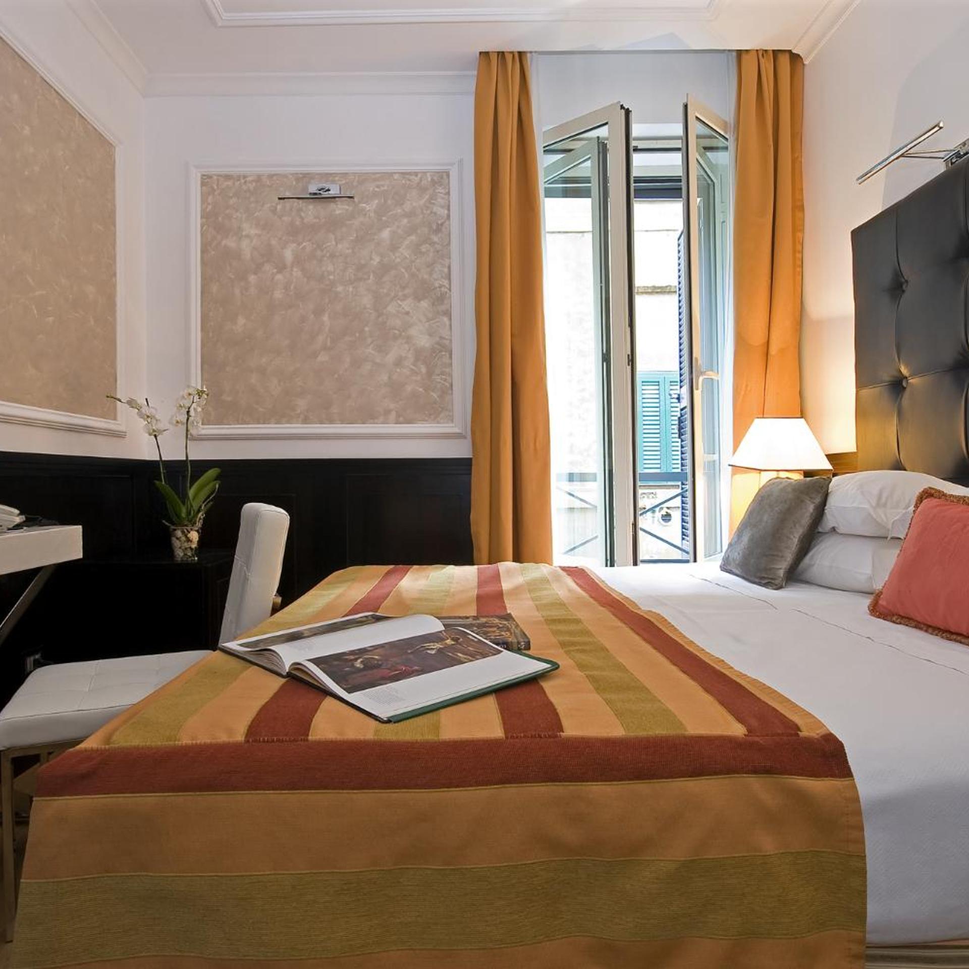 ROOM, DOUBLE OR TWIN BED