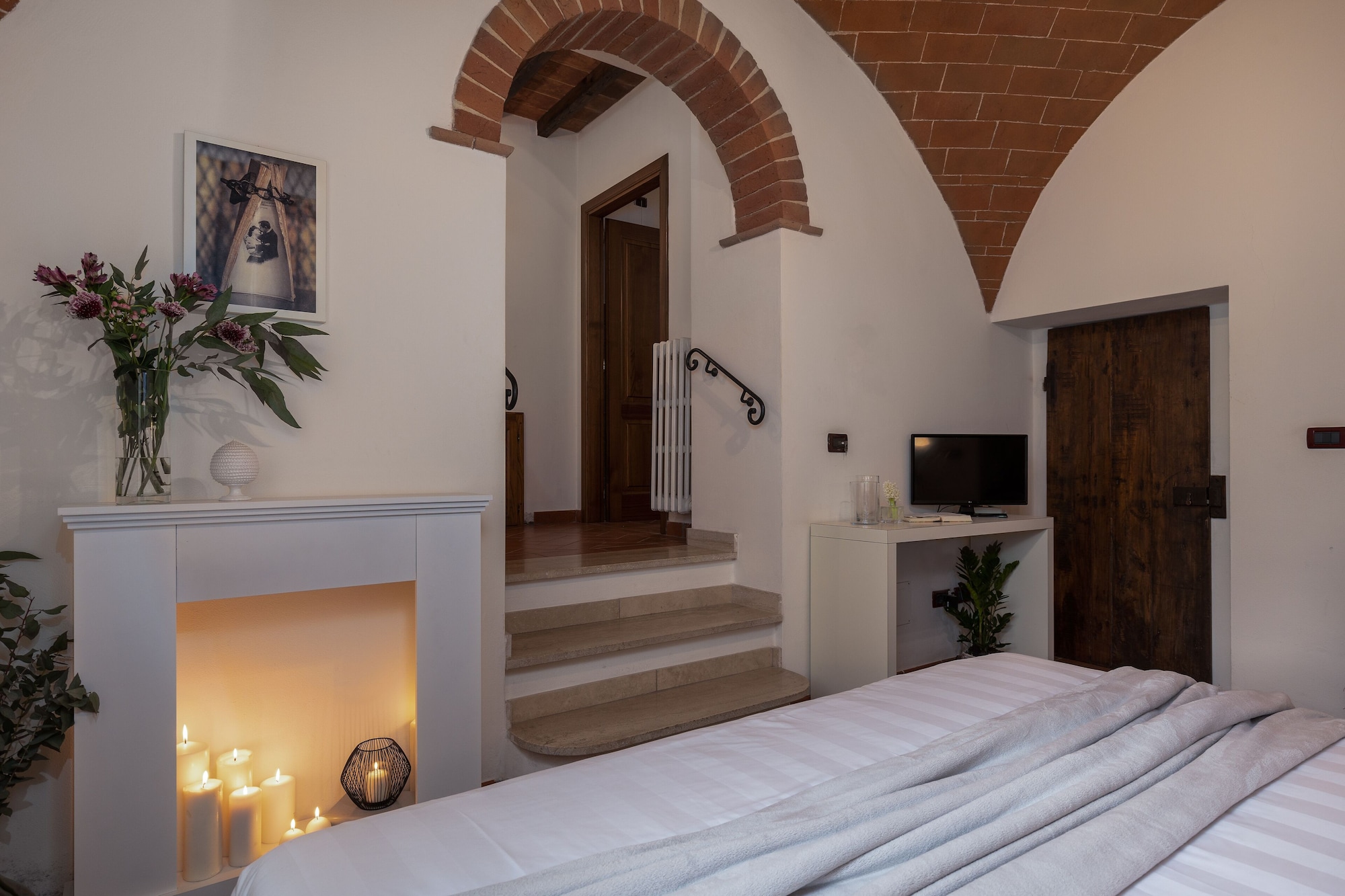 ROMANTIC, QUEEN BED, HOT TUB, GROUND FLOOR