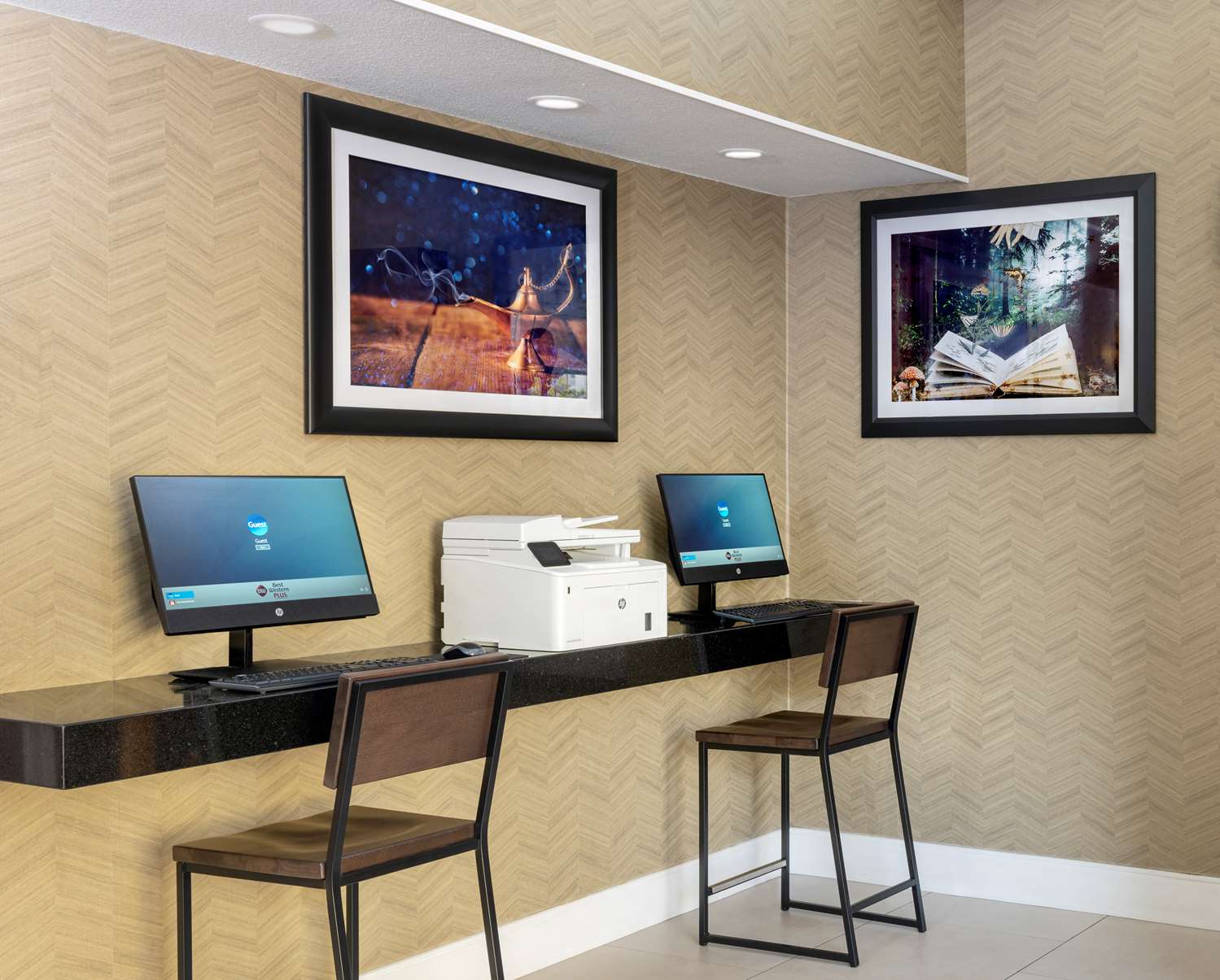 Best Western Plus Raffles Inn & Suites 30/34