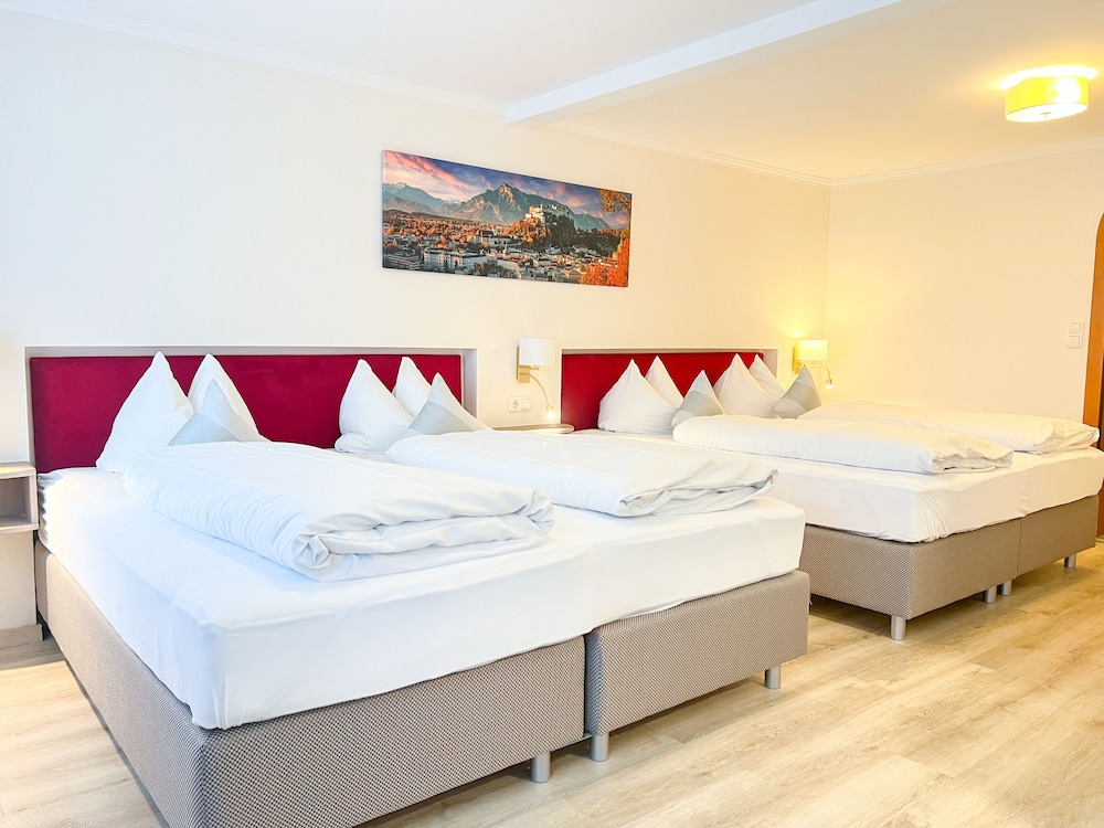 ROOM, QUADRUPLE