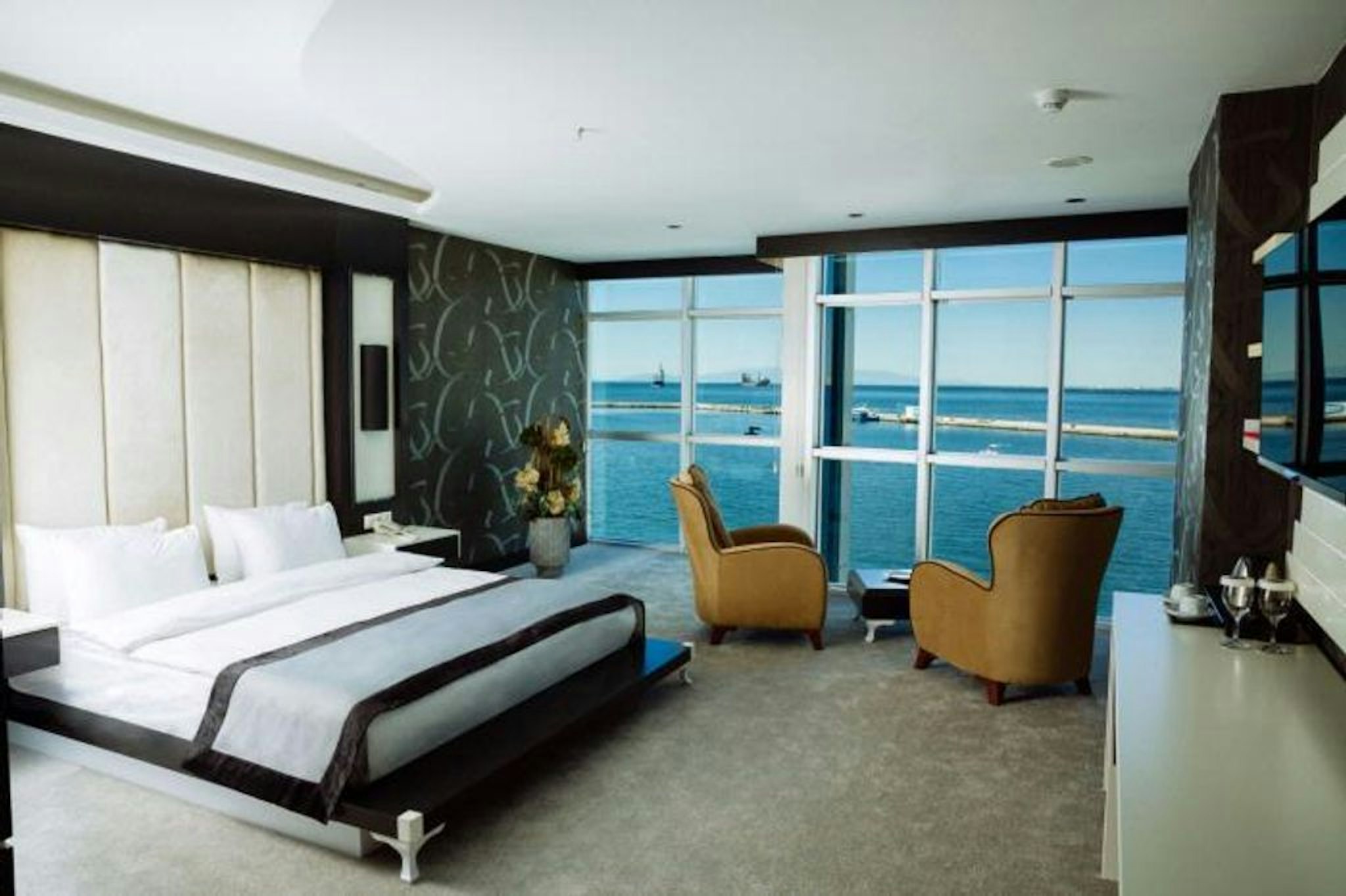 PASAPORT PIER HOTEL 16/79
