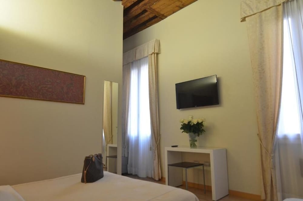 غرفة ديلوكس بسريرين منفصلين بإطلالة على القناة بشرفة، Hotel Tiepolo 4/6