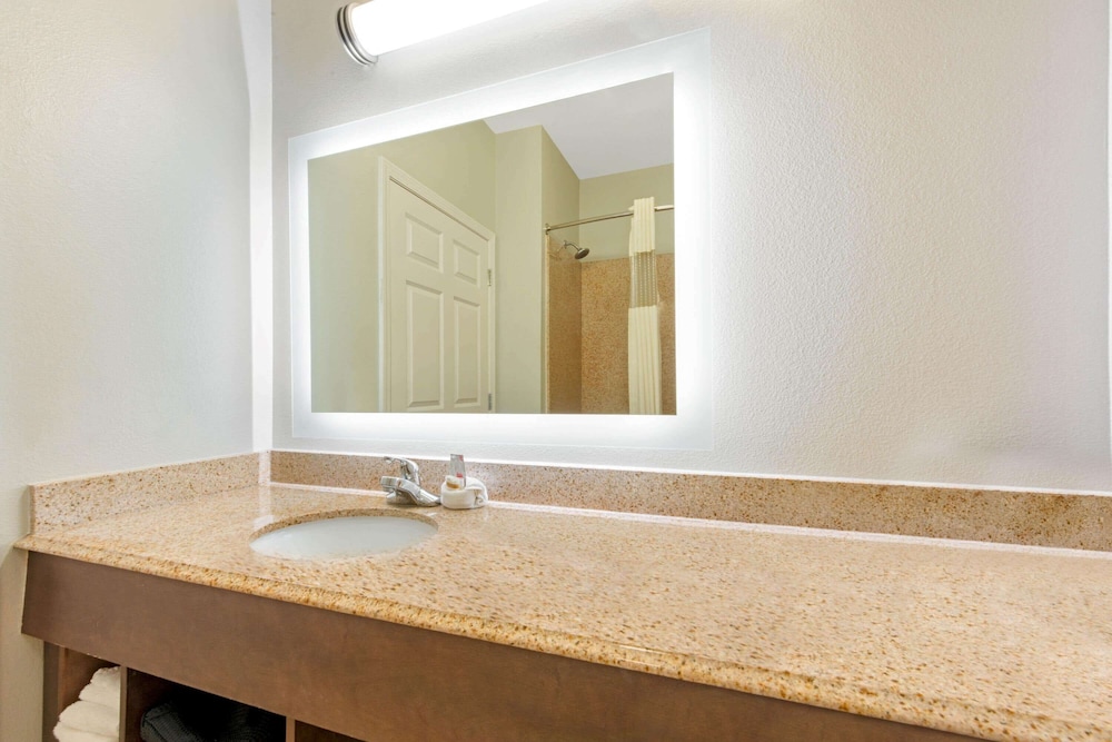 La Quinta Inn & Suites by Wyndham Bridge City 20/44
