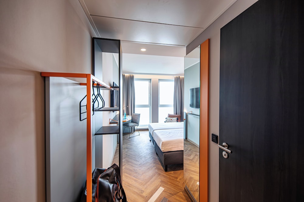 LOGINN Hotel Koln Airport 20/48