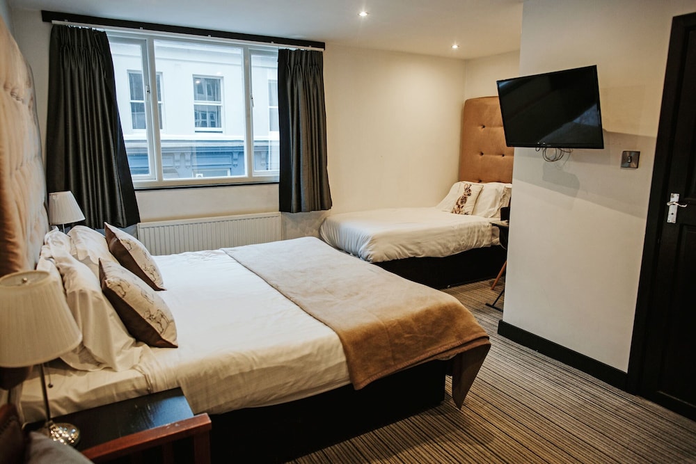 Peaky Blinders Accommodation & Bar 25/50