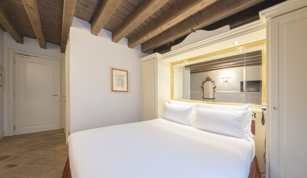 BUSINESS, DOUBLE BED