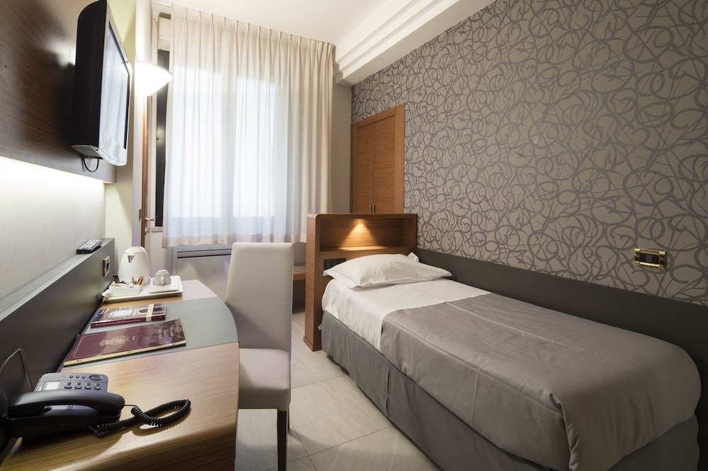Astra Hotel 7/51
