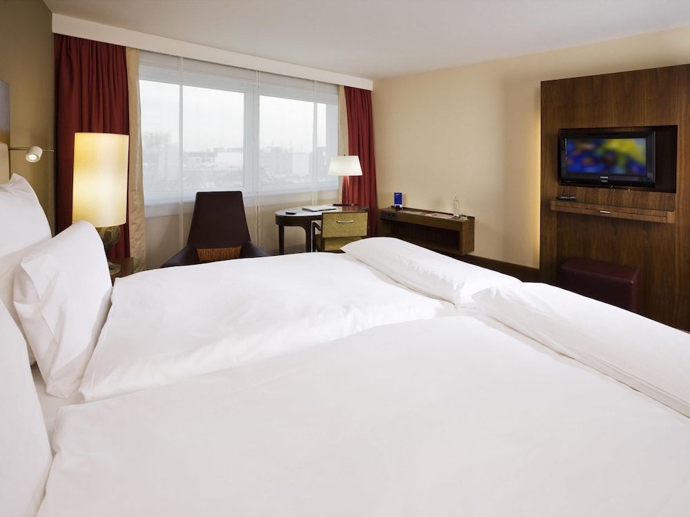 DELUXE, KING BED