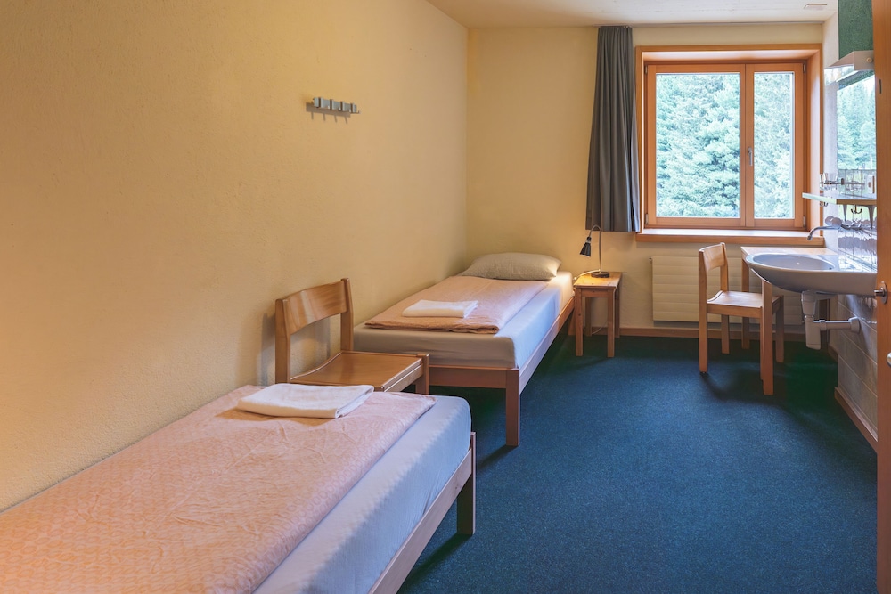 Youth Hostel 18/63