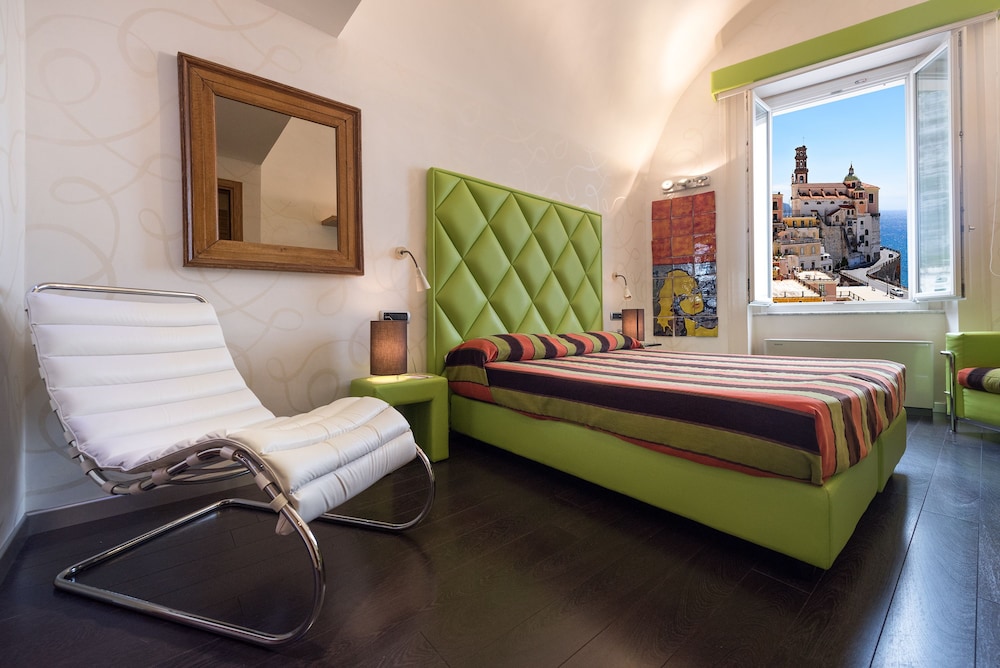 CLASSIC, DOUBLE BED, PARTIAL SEA VIEW, JETTED TUB