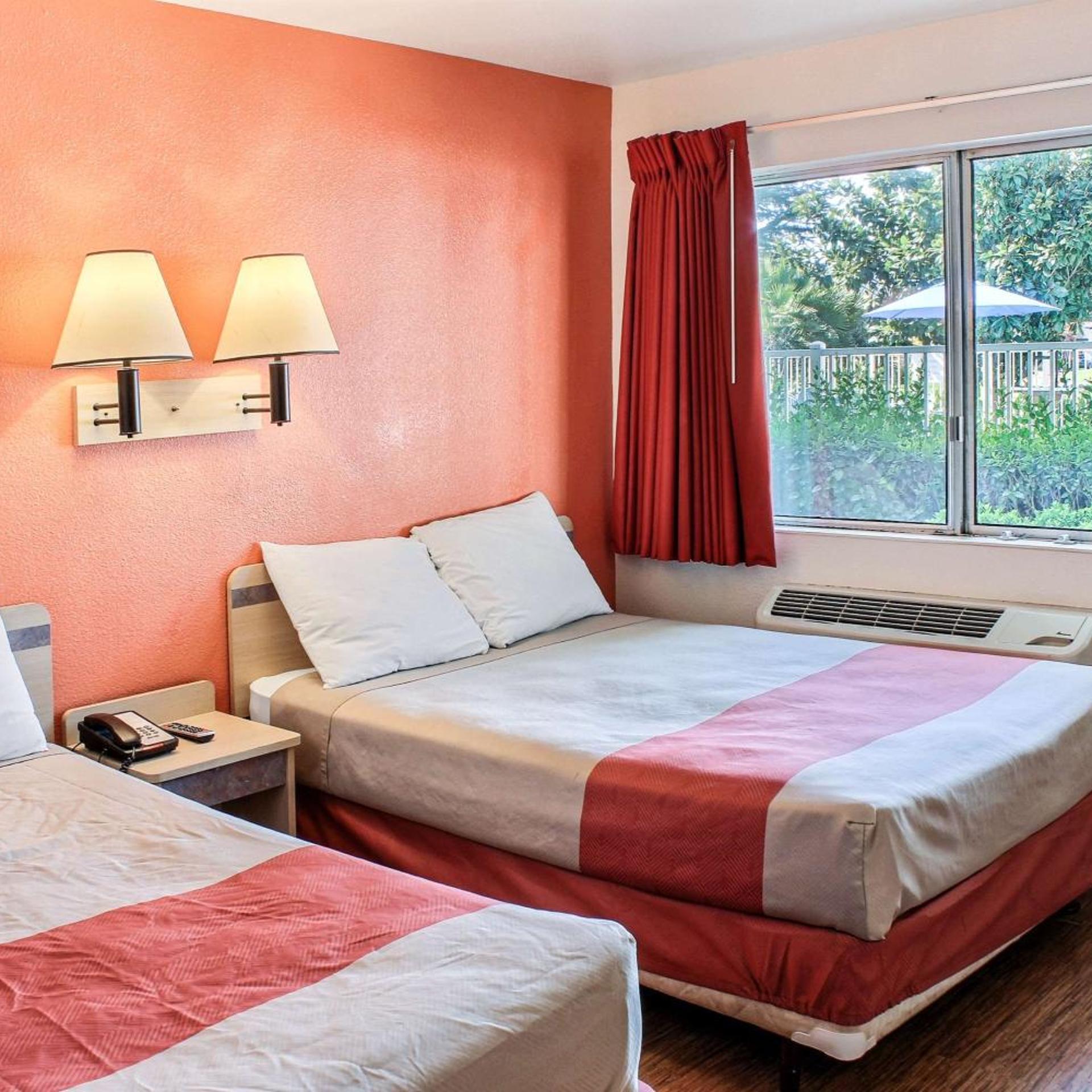 غرفة بسرير كوين للمدخنين، Motel6 King City, CA 2/10