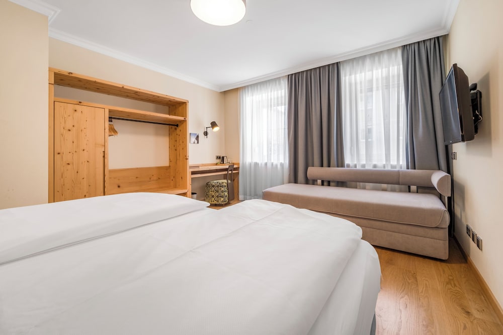 Economy, Double Bed, Street Side View، Das Grune Hotel Zur Post - 100 Bio 3/10