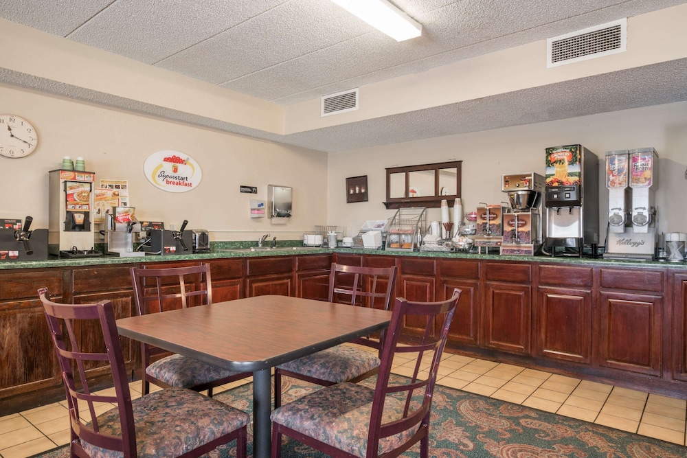 Super 8 by Wyndham Brooklyn Center/MPLS 21/25