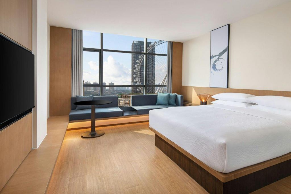 Guest Room, Deluxe, King Bed, City View