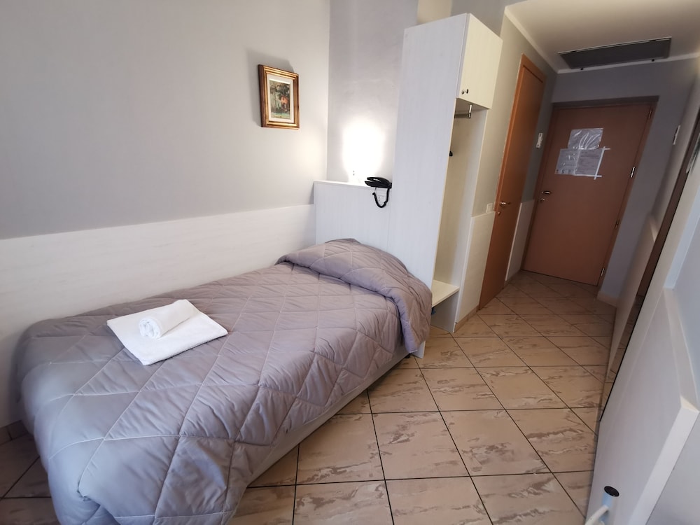 ROOM, FRENCH BED