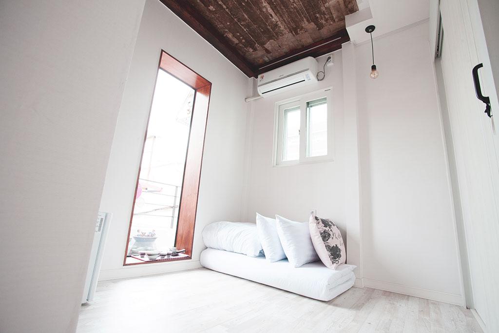 Room, Futon Bed
