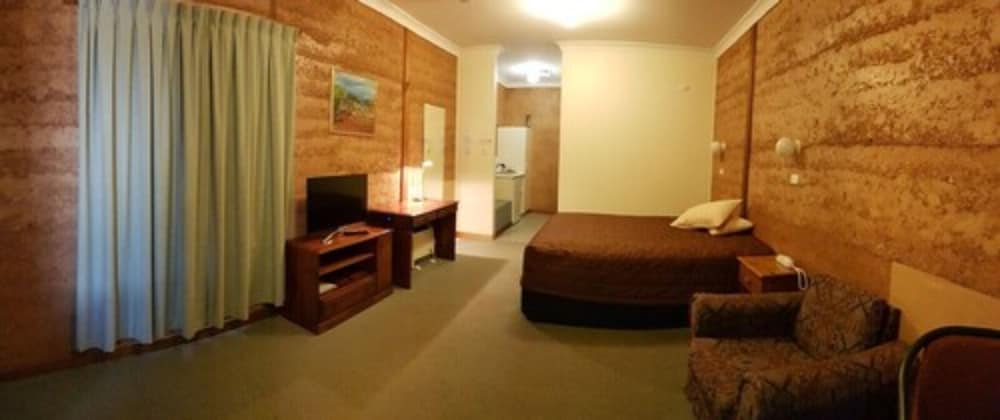 MUD HUT MOTEL 36/57
