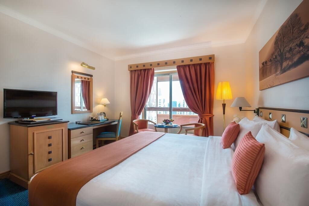 Executive, Suite, King Bed, Lagoon and Pool View, Balcony