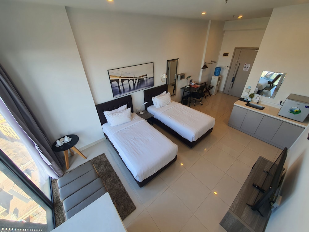 SUPERIOR, TWIN BEDS, CITY VIEW