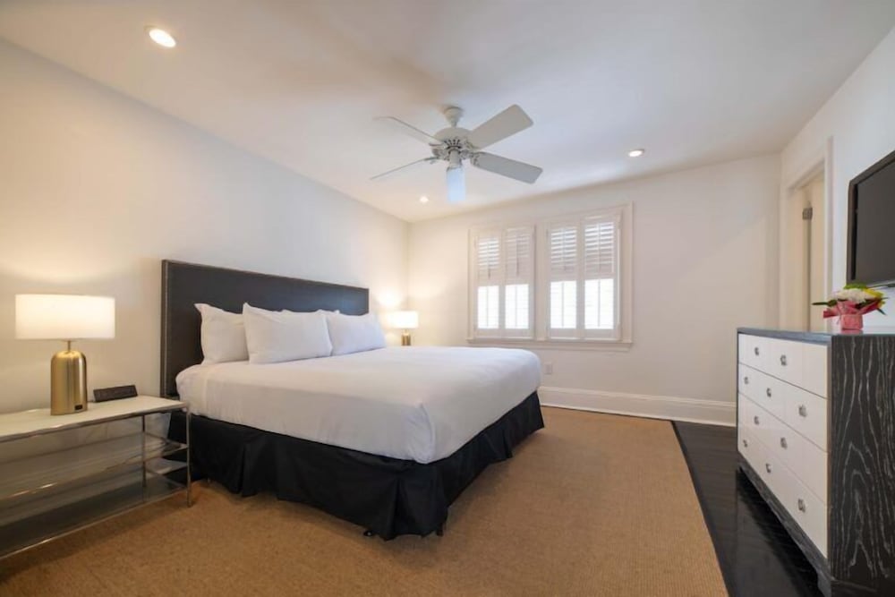 SUPERIOR, KING BED, BATHTUB