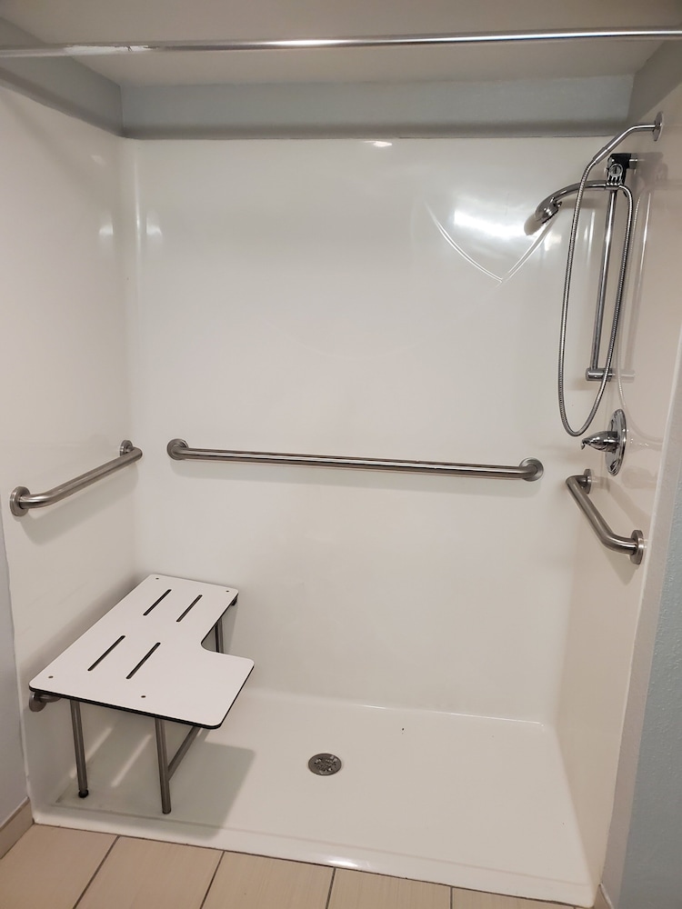 Clarion Hotel & Suites BWI Airport North 62/62