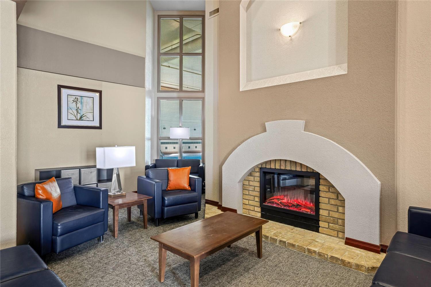 Days Inn & Suites by Wyndham Winkler 24/43