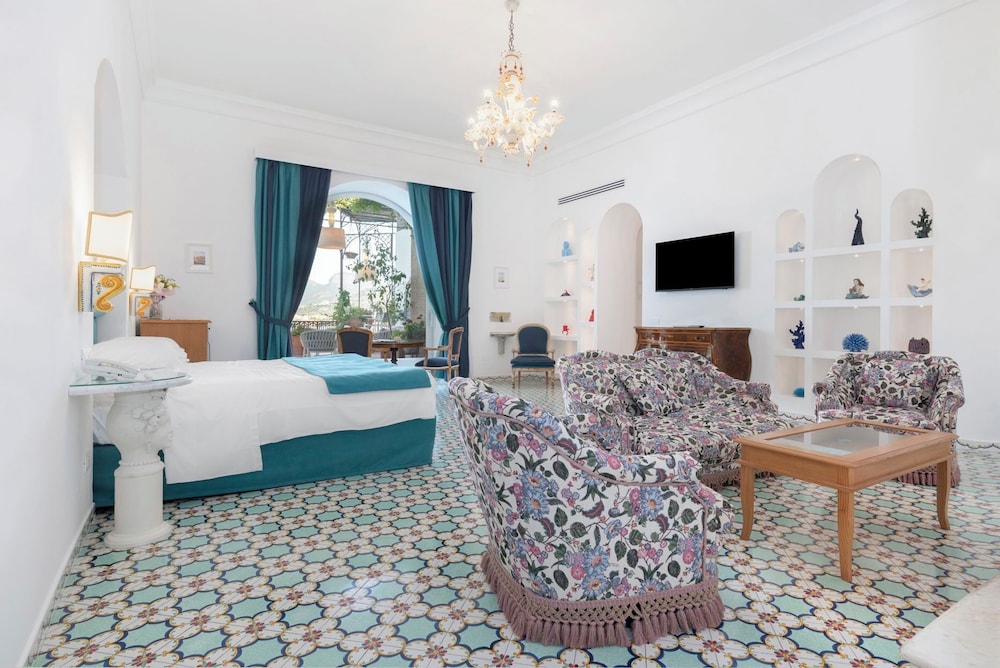 EXCLUSIVE, STUDIO, SUITE