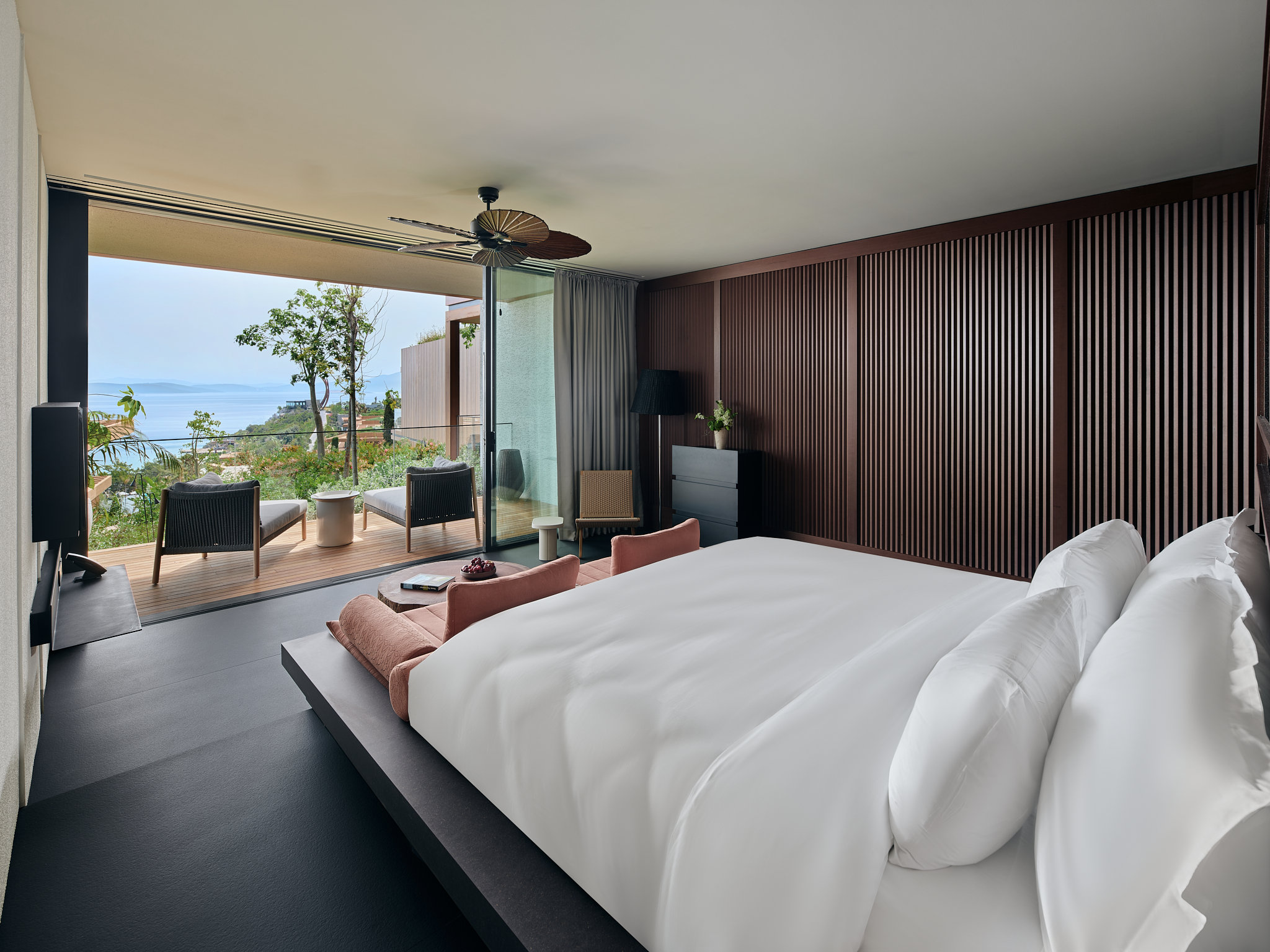 Suite, Land View