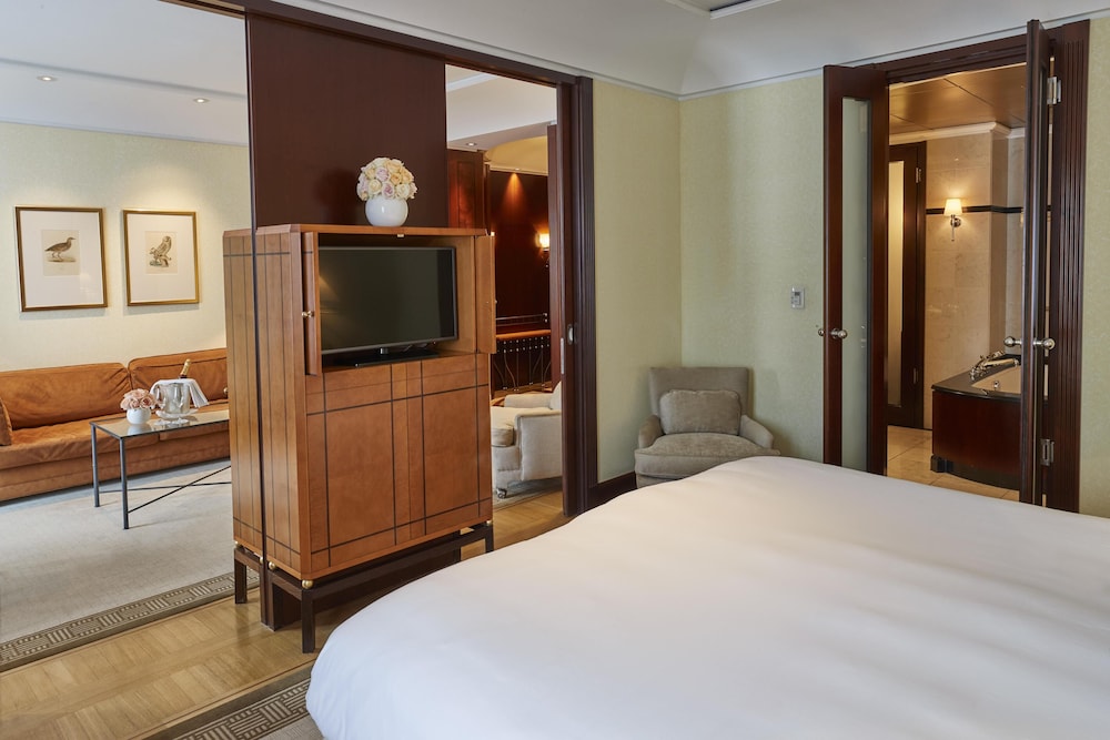 EXECUTIVE, SUITE