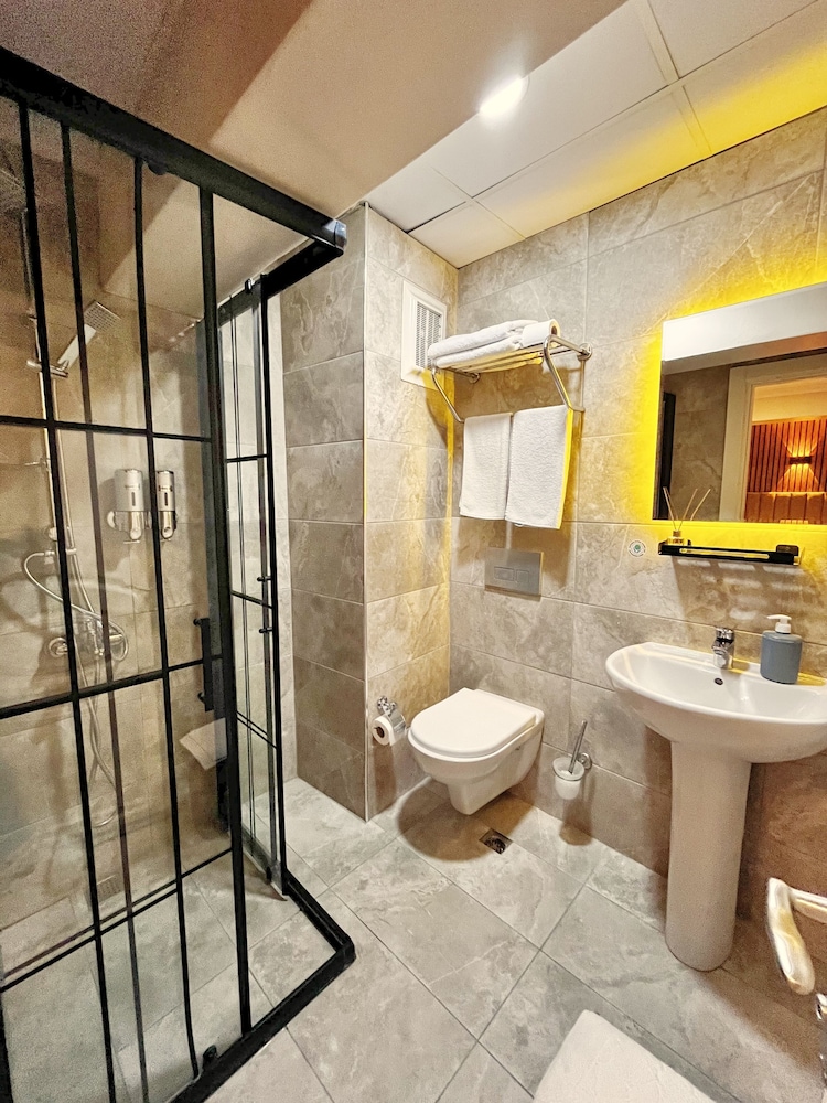 Naila Hotel 66/69