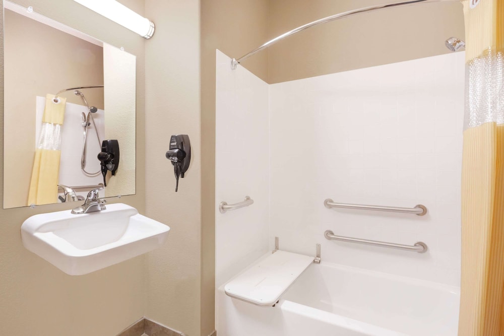 Room, Queen Bed, Accessible, Days Inn And Suites Marquez 3/4