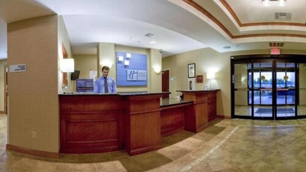 Holiday Inn Express Hotel And Suites Bartlesville 2/35