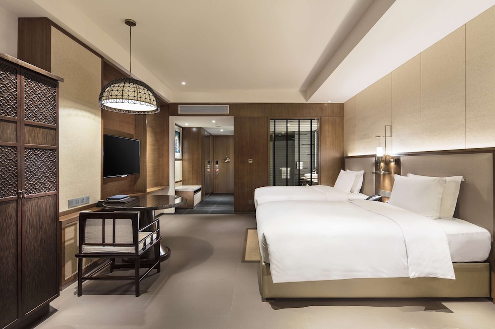 DELUXE, TWIN BEDS