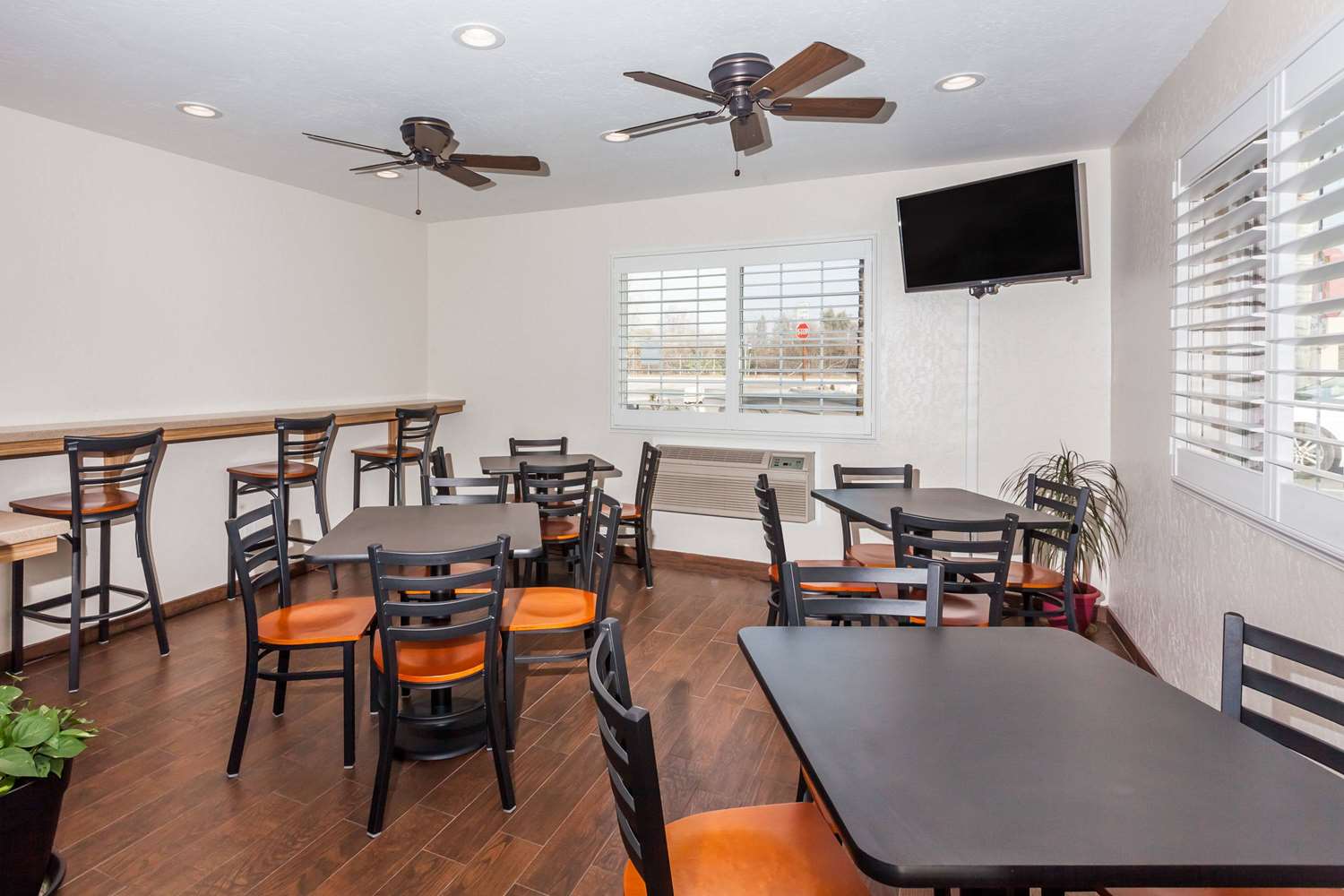 Super 8 By Wyndham Visalia 16/26