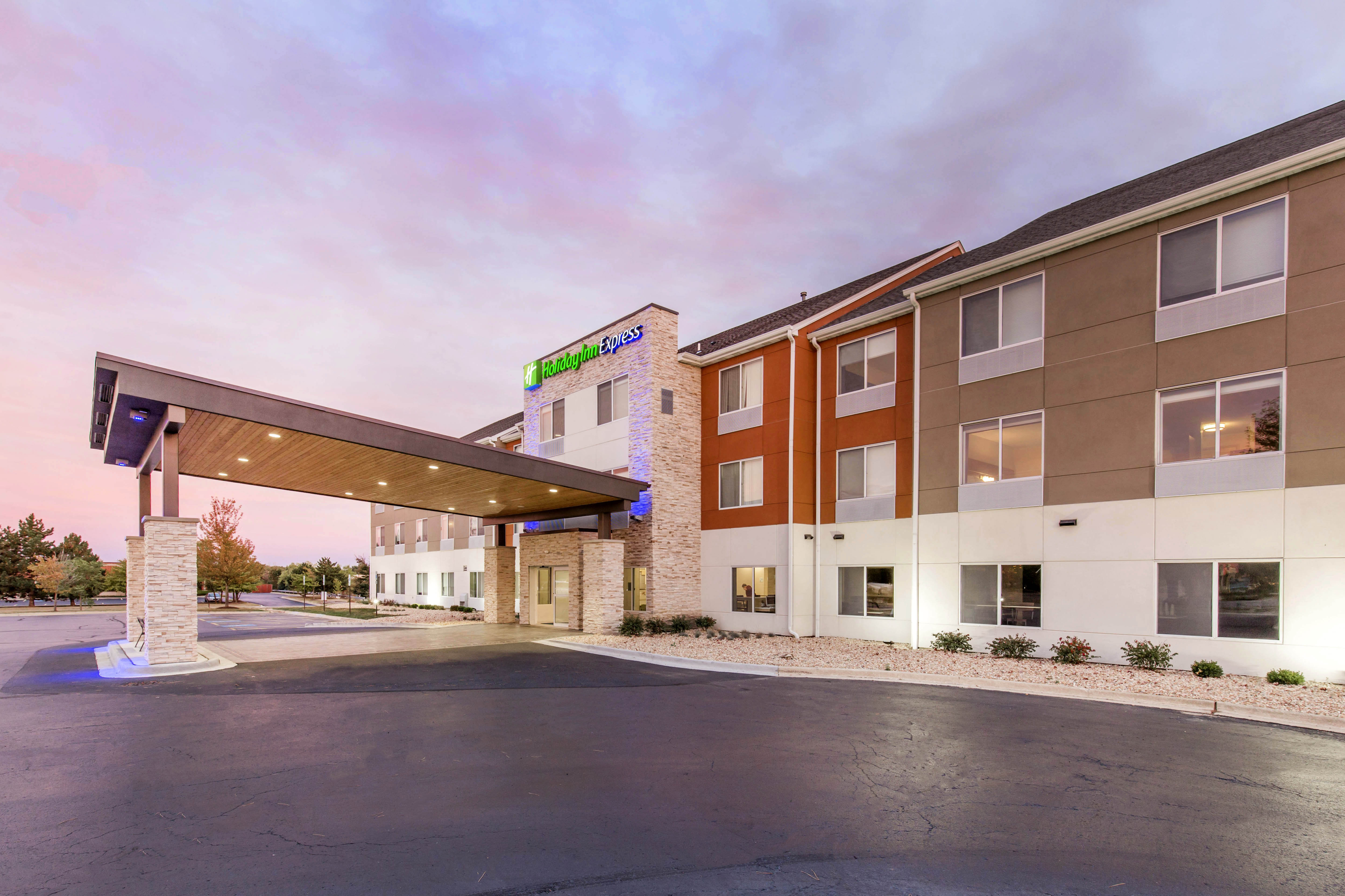 Holiday Inn Express and Suites Chicago West St Charles an IHG Hotel 68/72