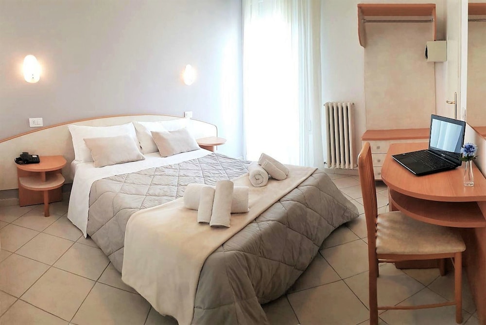 STANDARD, DOUBLE OR TWIN BED, PARK VIEW