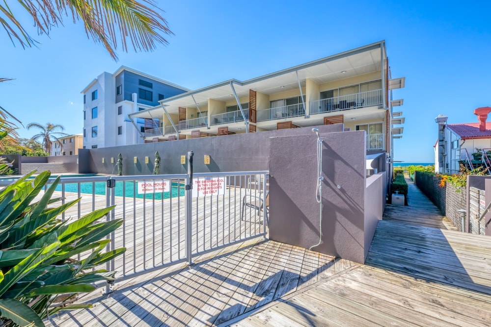 ON THE BEACH RESORT BRIBIE ISLAND 6/50