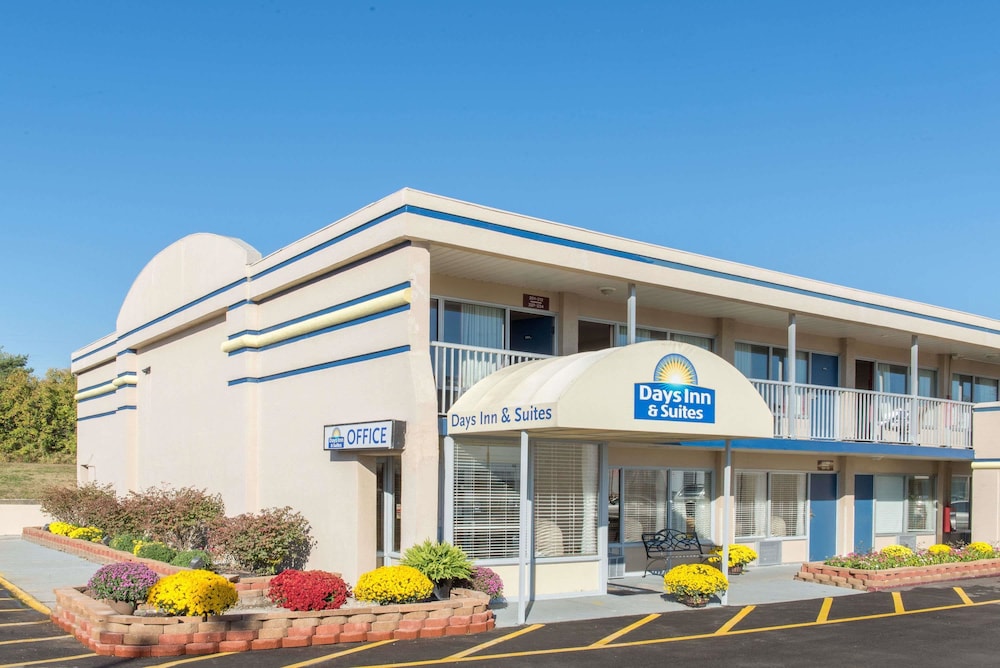 Days Inn & Suites By Wyndham Dayton North 1/19