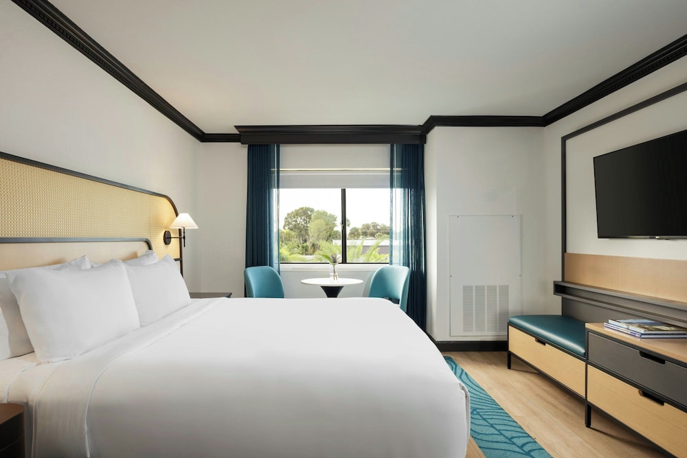 Room, King Bed, Pool Access