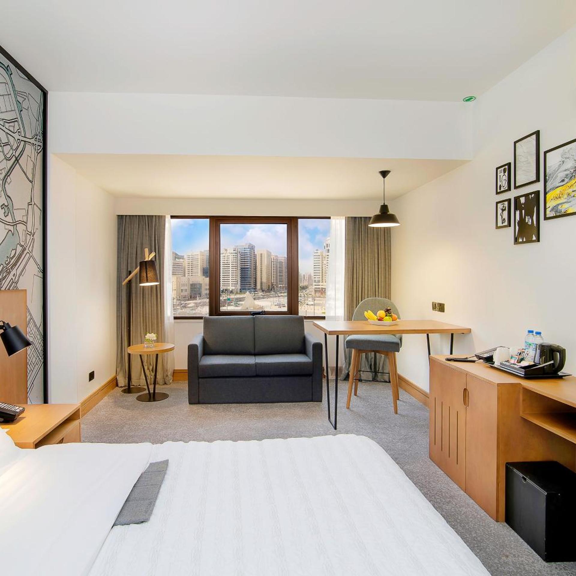 Club, King Bed, City View, Club Lounge Access, Le Meridien Abu Dhabi 5/7