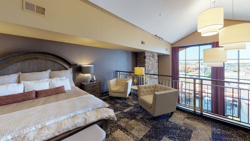 Clubhouse Hotel Fargo 8/36