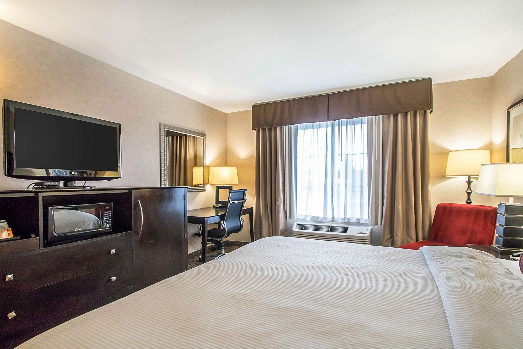 Standard, King Bed, Clarion Inn Elmhurst - Oak Brook near I-88, I-290, I-294 3/6