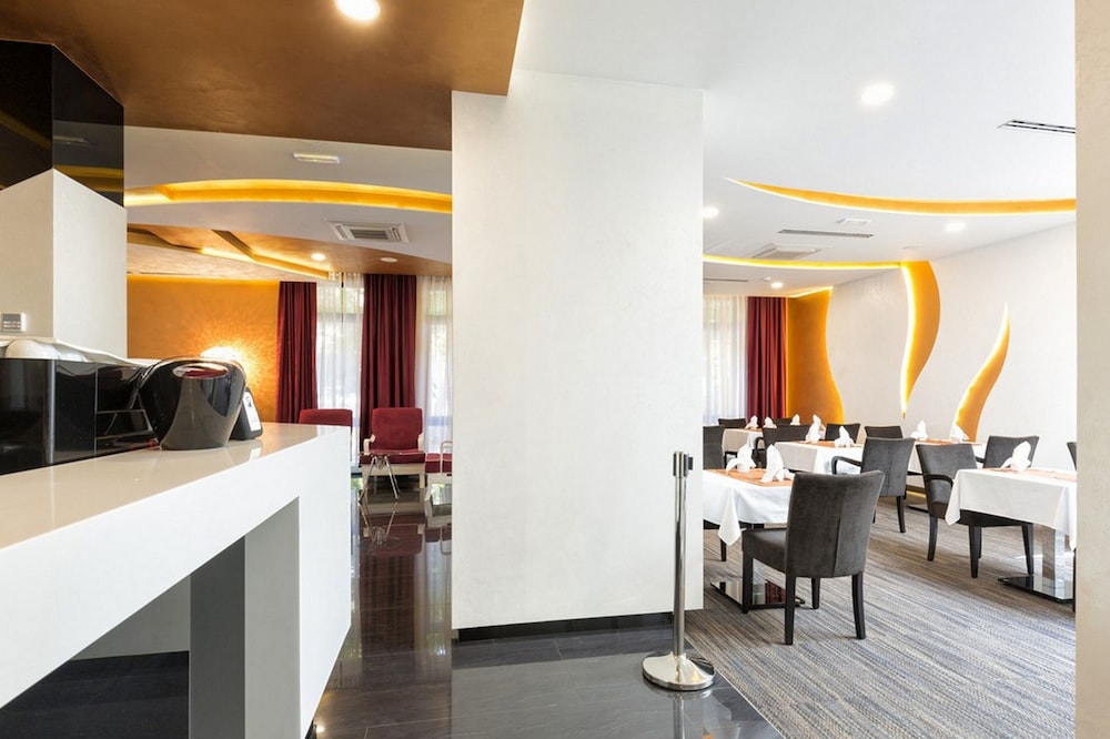 NOVA CITY HOTEL SIGNATURE COLLECTION 39/50