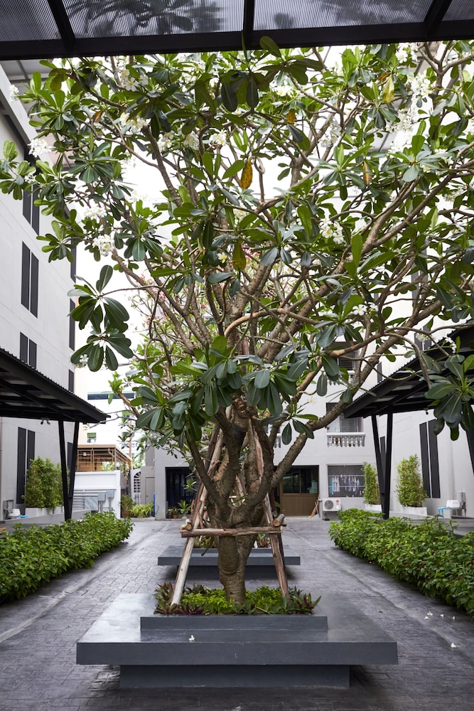 Almas Hotel Bangkok 63/65