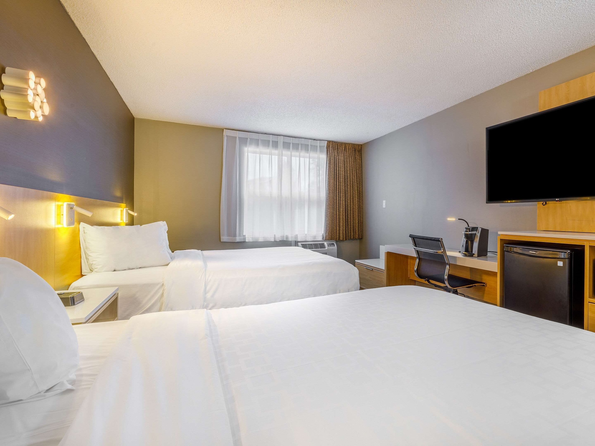 STANDARD, 2 QUEEN BEDS