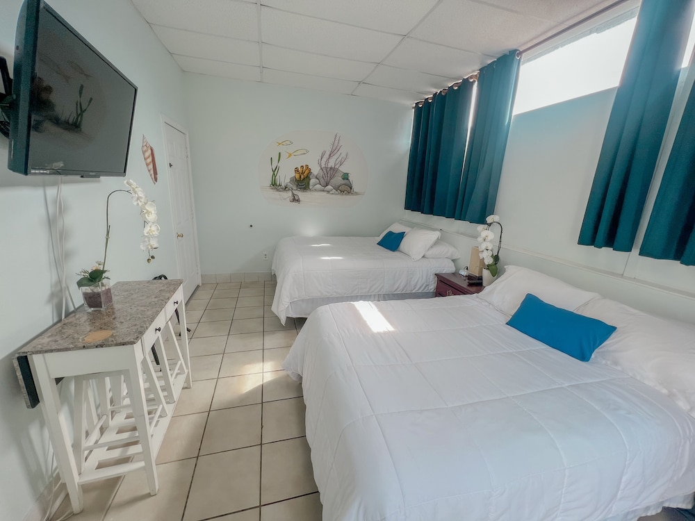 1 Queen and 1 Double Bed, Den