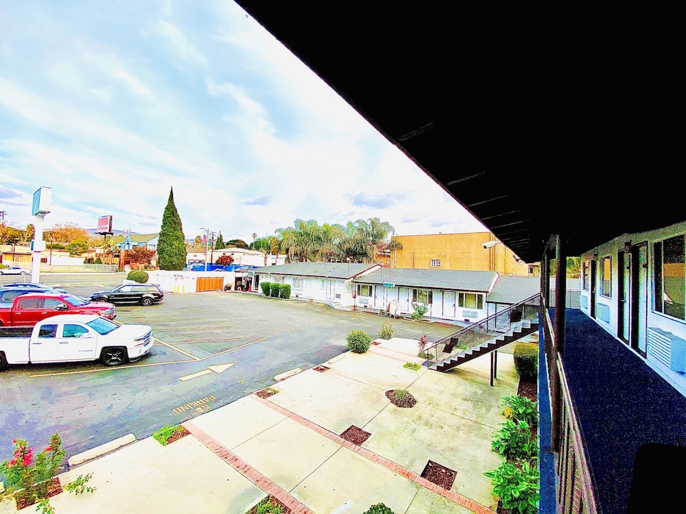 Casa Blanca Inn & Suites 53/67