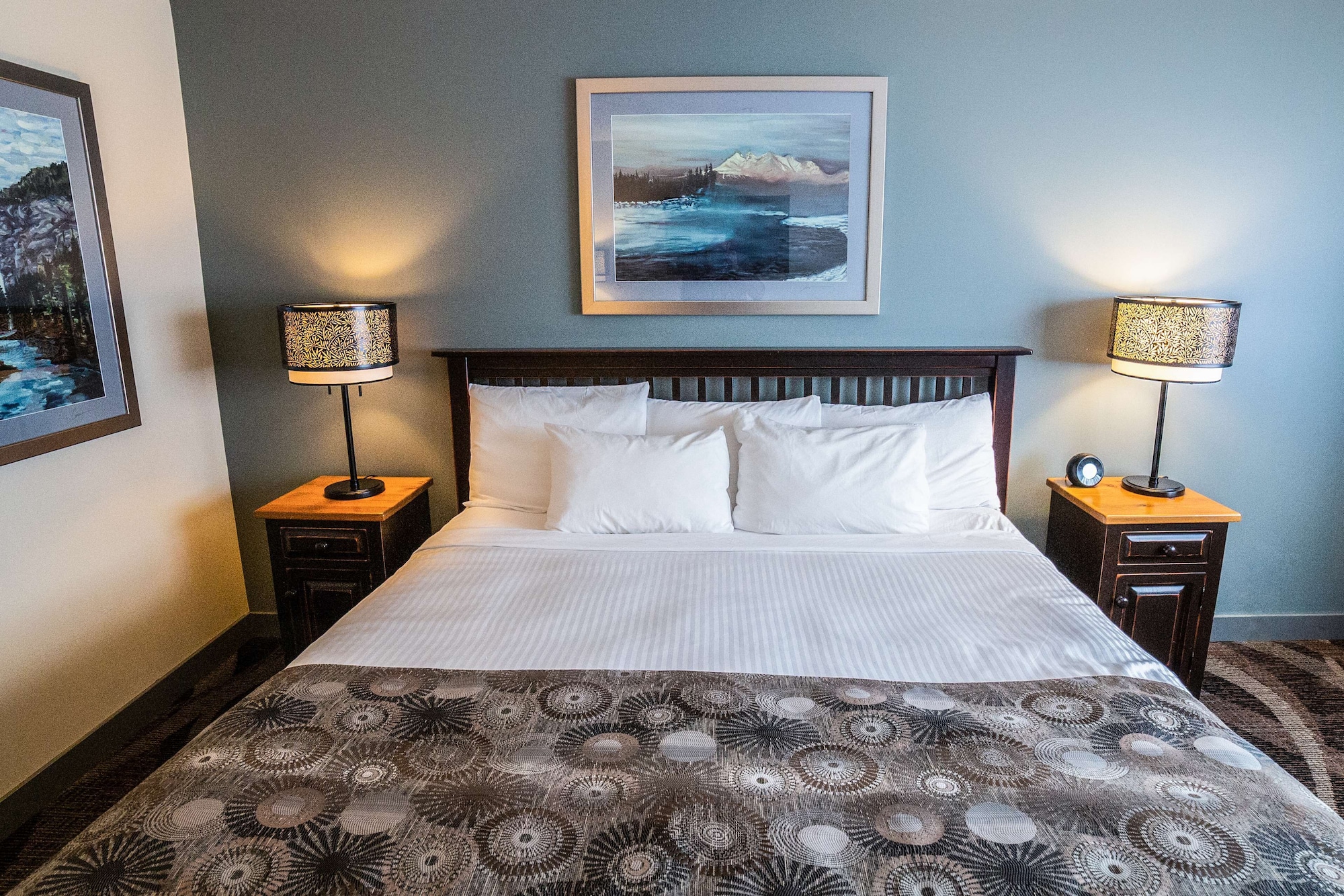 غرفة قياسية بسرير كينج مع أريكة، Prestige Hudson Bay Lodge & Conference Centre, WorldHotels 3/5