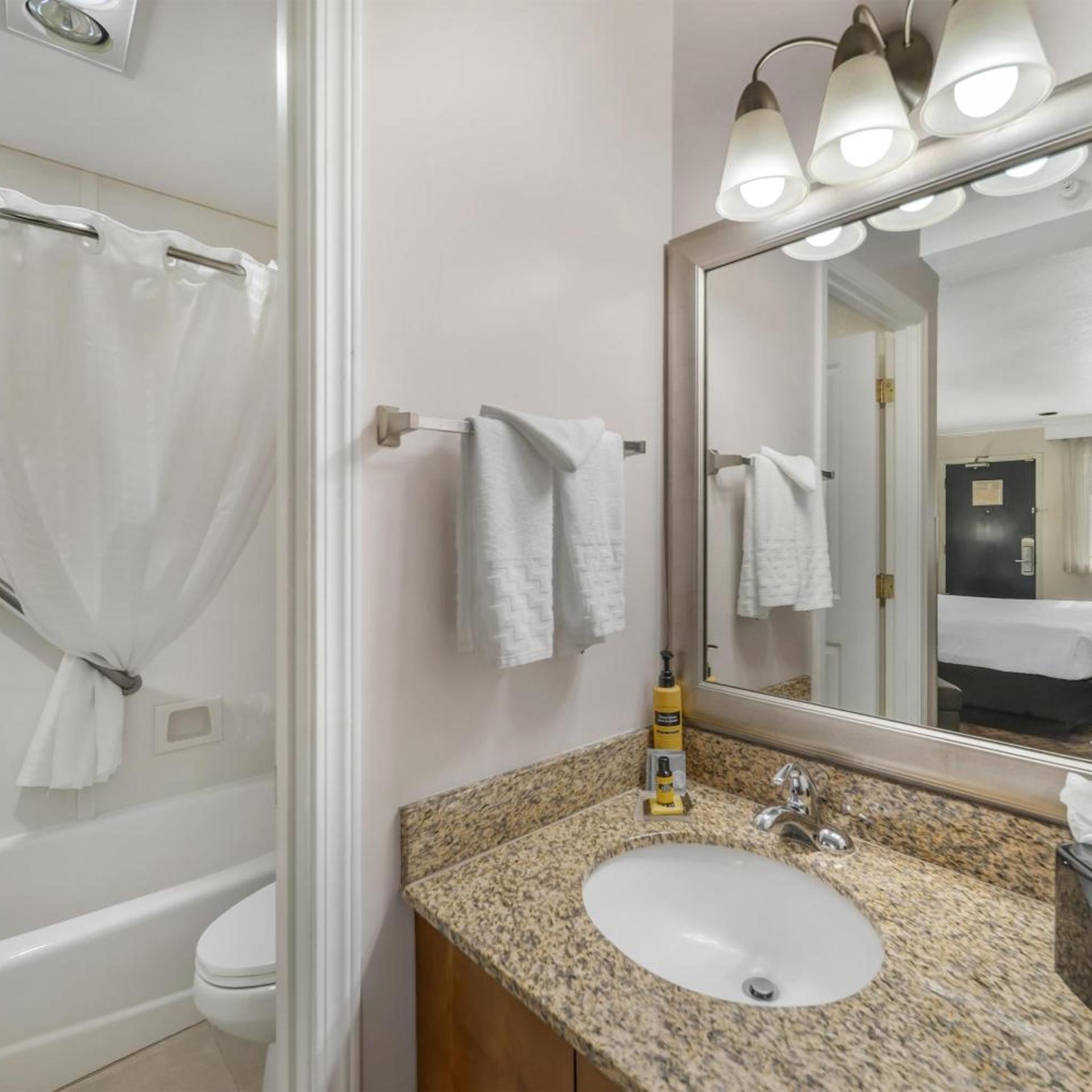 غرفة ديلوكس بسرير كينج، Best Western Plus Northwoods Inn 6/8