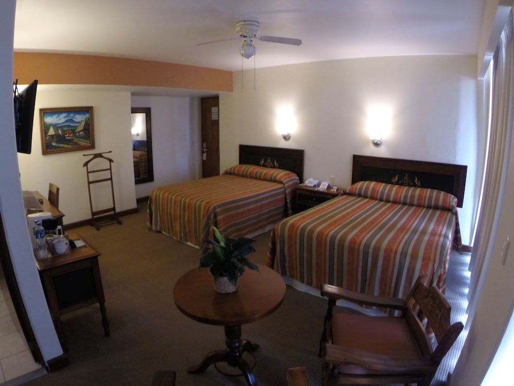 Hotel Plaza Uruapan 55/67